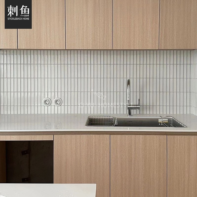 法师侘寂月牙面长条马赛克卫生间瓷砖简约白色筷R子砖厨房浴室墙