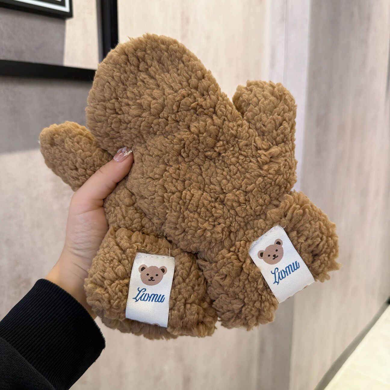 可爱小熊车标贴毛绒绒手套女冬季防寒防风加厚加绒保暖连指挂颈手