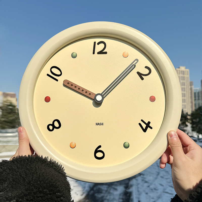 奶油风免打孔钉挂钟卧室客厅创意挂墙现代2K024高级简约静音时钟