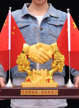 合作共赢摆件诚信握手新公司办公桌会议室高端大气招财红旗装饰品