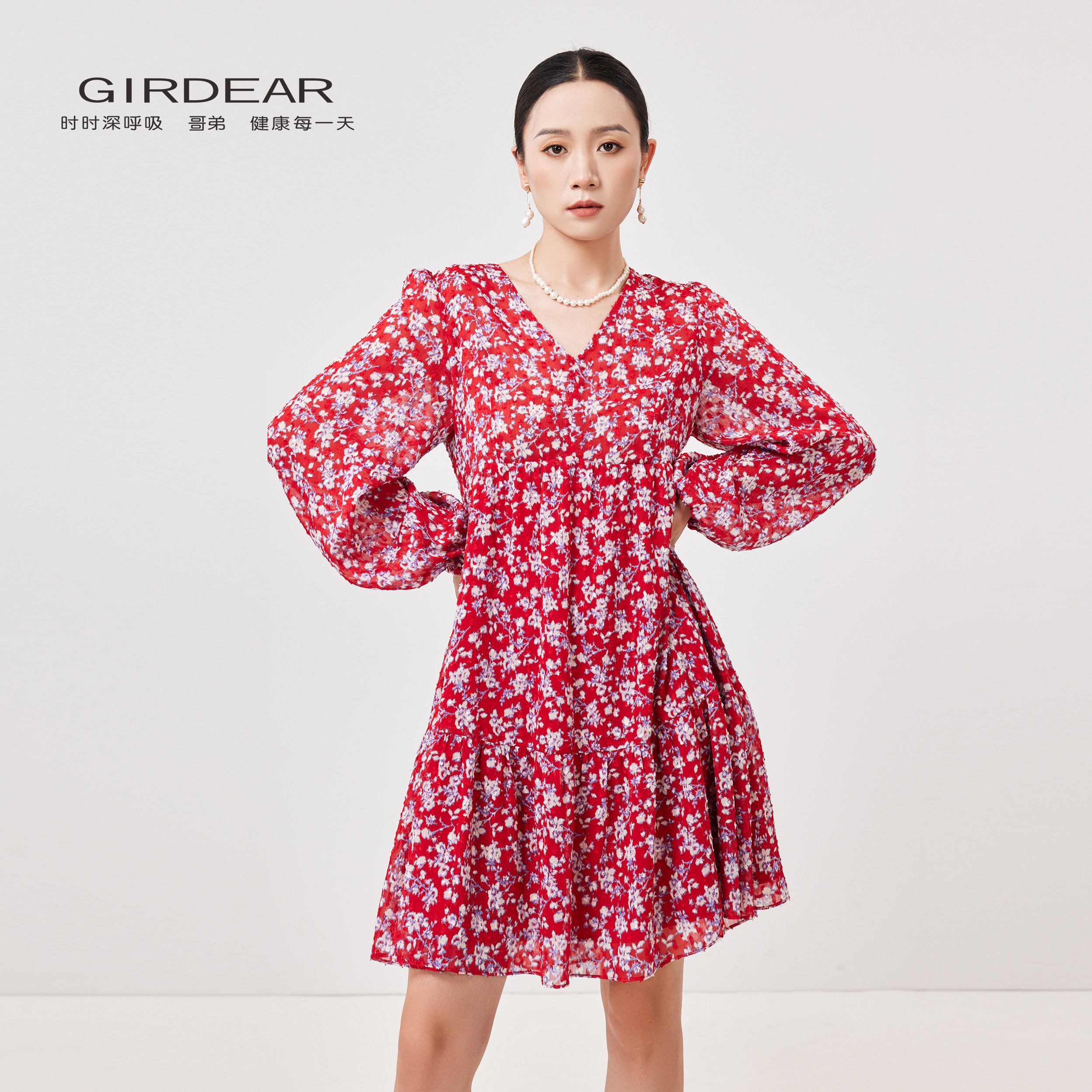 Girdear/哥弟早春新款V领碎花连衣裙长袖显瘦收腰15000