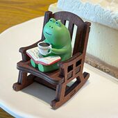 愈桌面摆件青蛙可爱小摆件拍照闲摇椅装 饰办公桌解压 饰悠治车载装