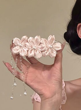 新中式缎面花朵流苏珍珠鸭嘴夹