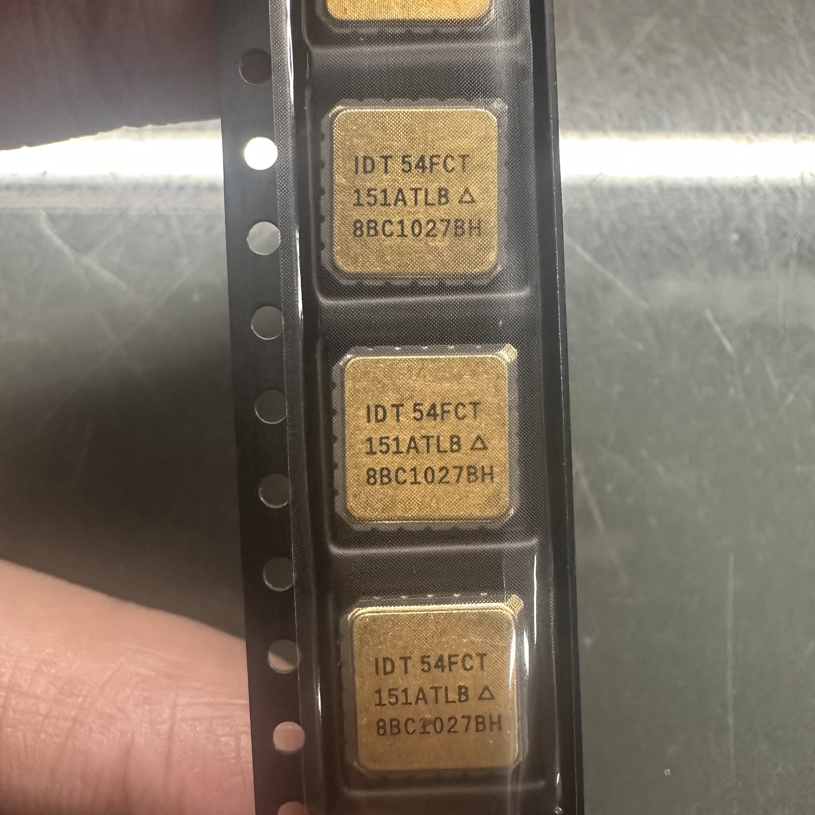 全新 IDT54FCT151ATLB 封装CLCC-20 FAST CMOS 8 输入多路复用器