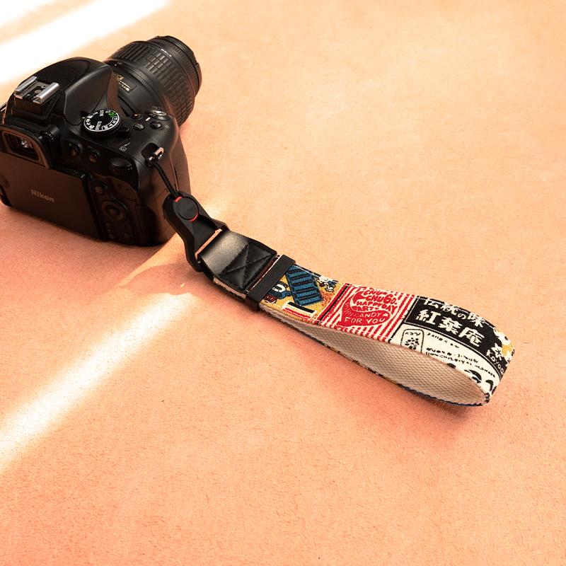 原创微单眼相机反快拆相机护腕覆古东京美食街摄影护腕加宽减压手挂绳