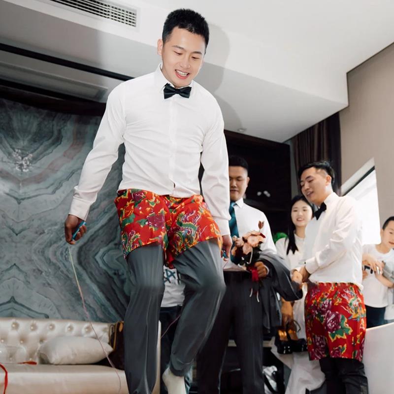 徒手穿短裤搞笑接亲婚礼堵门游戏道具大裤衩创意拍照氛围互动团建