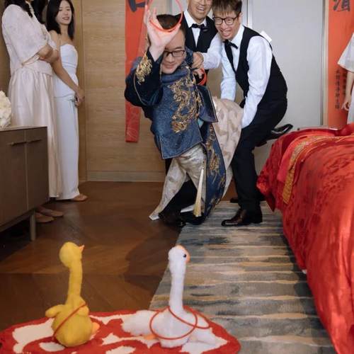 接亲套大鹅堵门小游戏结婚礼拍照道具电动整人大头白鹅摇摆鸭整人