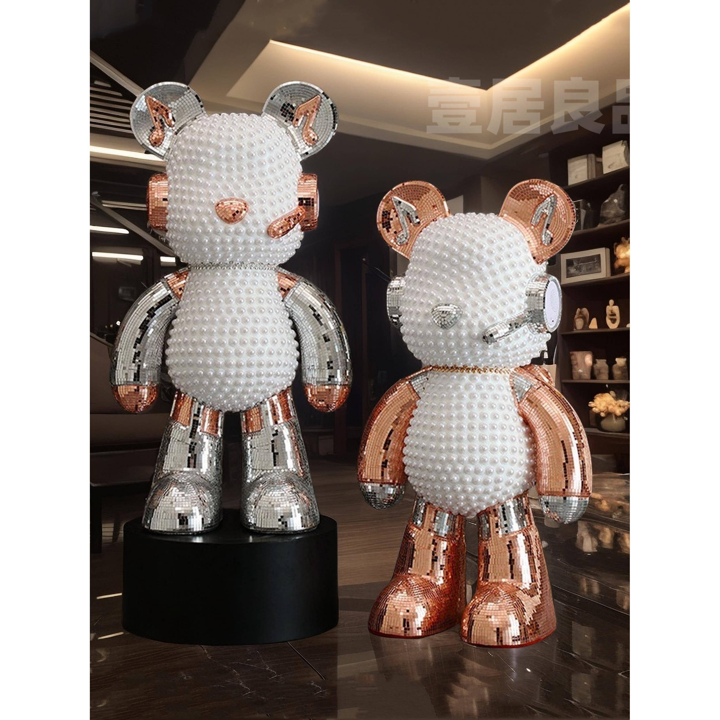 Dj耳机熊与音频大客厅地板站立的装饰品储蓄罐旁边的电视柜房子酒