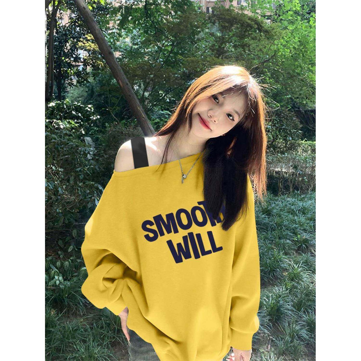 早秋薄款黄色假两件露肩卫衣女韩系辣妹百搭宽松设计感斜肩上衣服