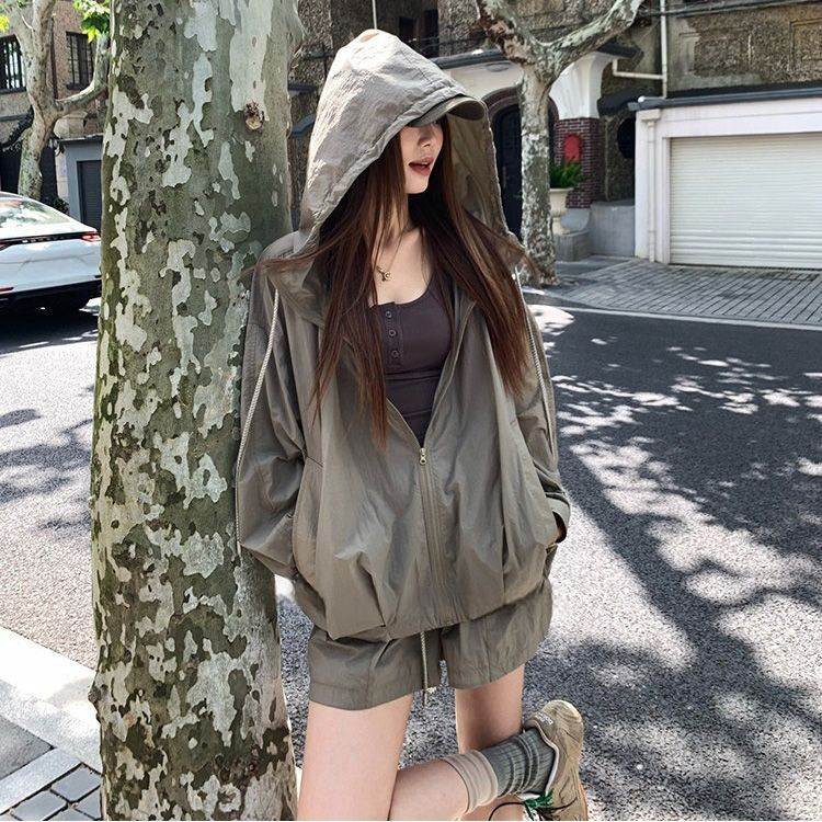 慵懒风防晒运动套装女秋季韩版设计感连帽外套短裤户外爬山两件套