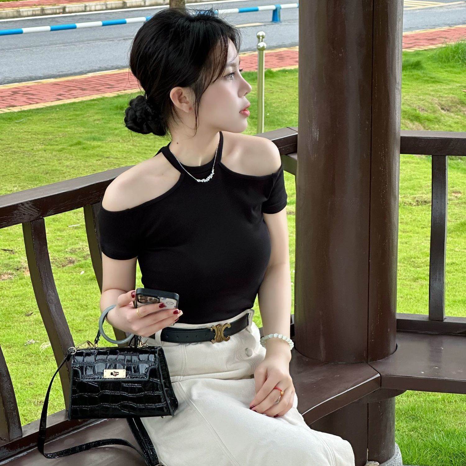 一字肩短袖恤女2026夏季新款挂脖设计感露肩洋气体恤甜辣上衣潮