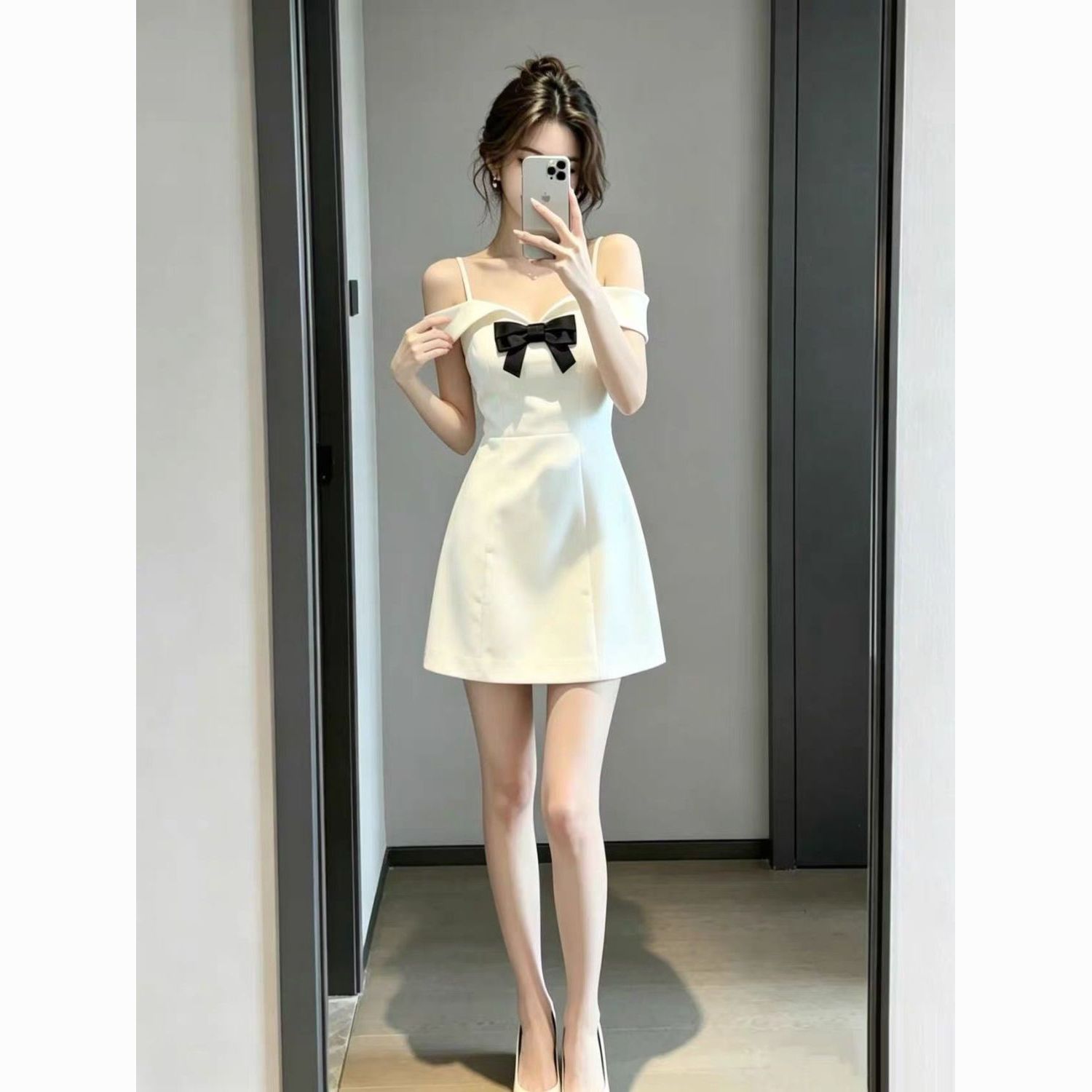 设计感蝴蝶结小个子吊带连衣裙女法式优雅收腰减龄一字肩连衣裙