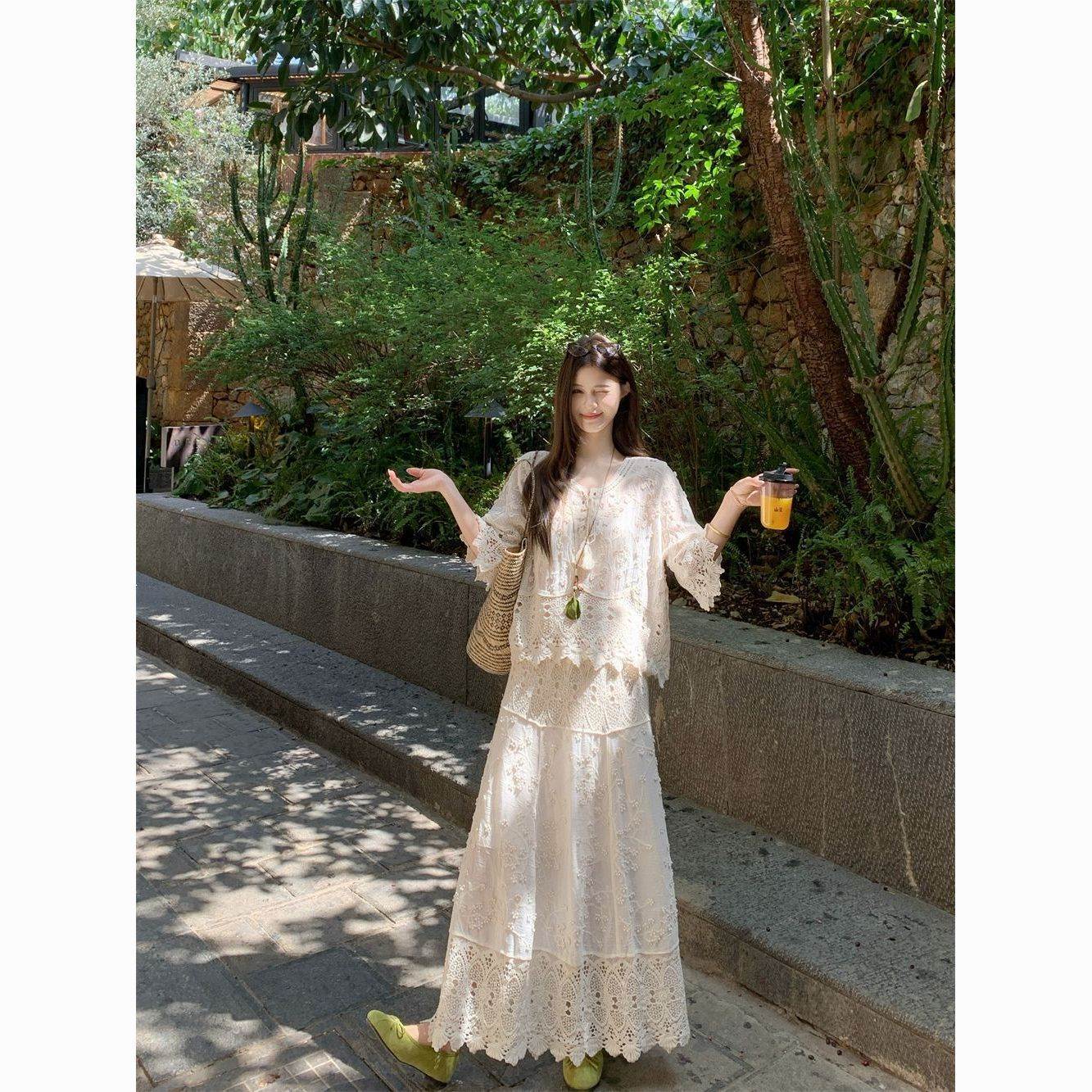 杏色刺绣蕾丝套装2026夏季宽松镂空上衣高腰半身裙微胖度假两件套