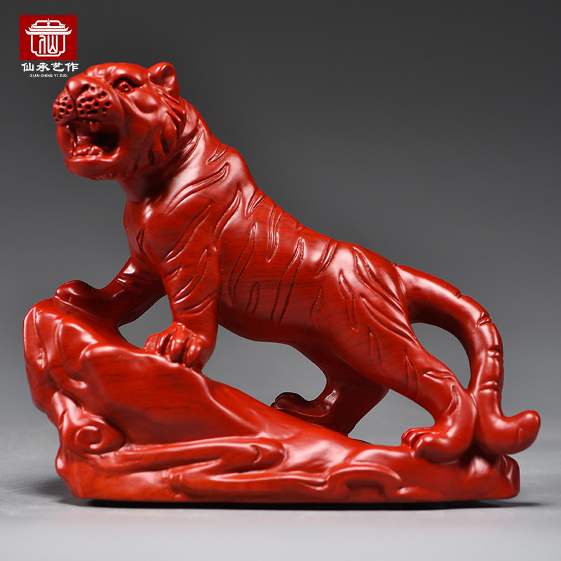 红色木雕老虎摆件实木质上山虎生肖工艺品家居办公桌面装饰工艺品