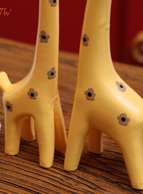 北欧原木风文艺小长颈鹿客厅玄关电视柜家居软装饰品书架创意摆件