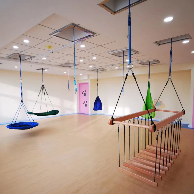 儿童感统康复前庭平衡训练教室内秋千晃动独木桥悬挂器材荡桥