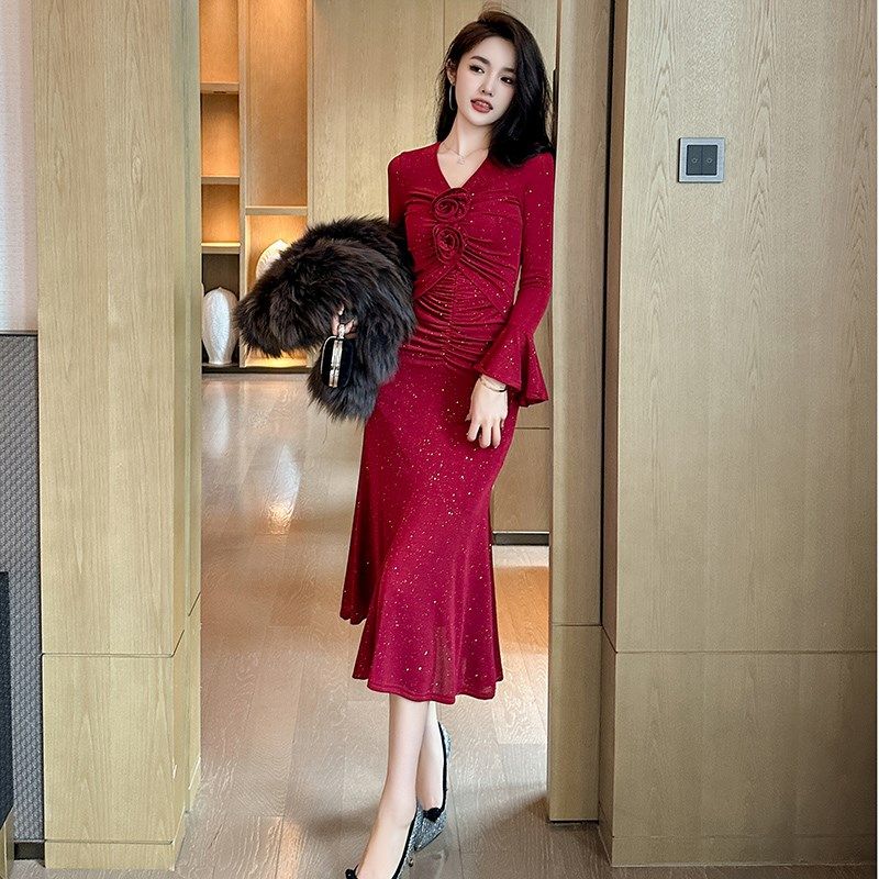 红色连衣裙2024新款女秋冬季气质v领高级感晚礼服长款显瘦鱼尾裙