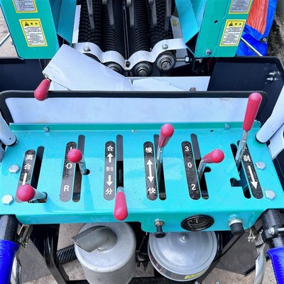 德利升级版小型玉米收割机二次扒皮乘坐式秸秆粉碎颗粒回收收获机