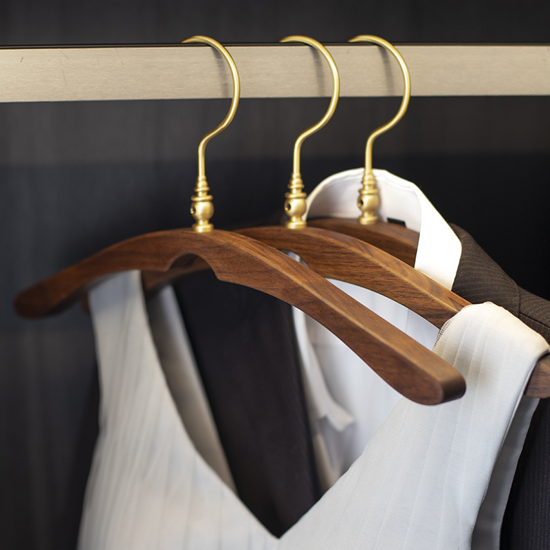 高端木制衣架家用卧衣架室高级感无痕黑胡桃实木婚礼定制礼品复古