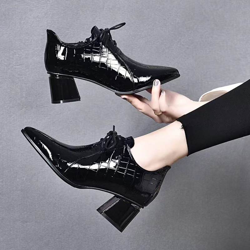 尖头小皮鞋女英伦风中跟春季女鞋漆皮2025年新款粗跟春秋真皮单鞋