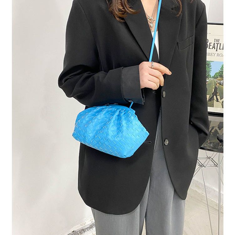 编织云朵包饺子包柔软手拿腋下迷你女包斜挎褶皱包包2022新款