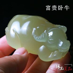 新疆和田玉牛手把件青白玉扭转乾坤玉牛把玩玉石12生肖饰品