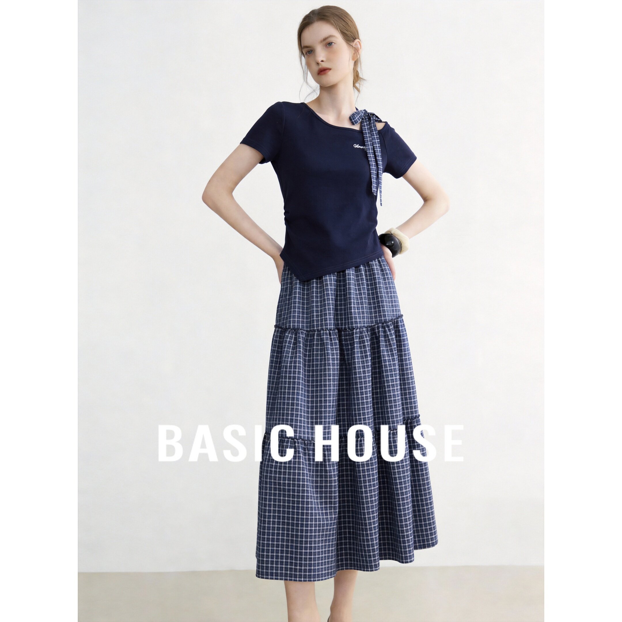 Basic House/百家好设计感露肩系带短袖T恤格纹半身裙两件套套装