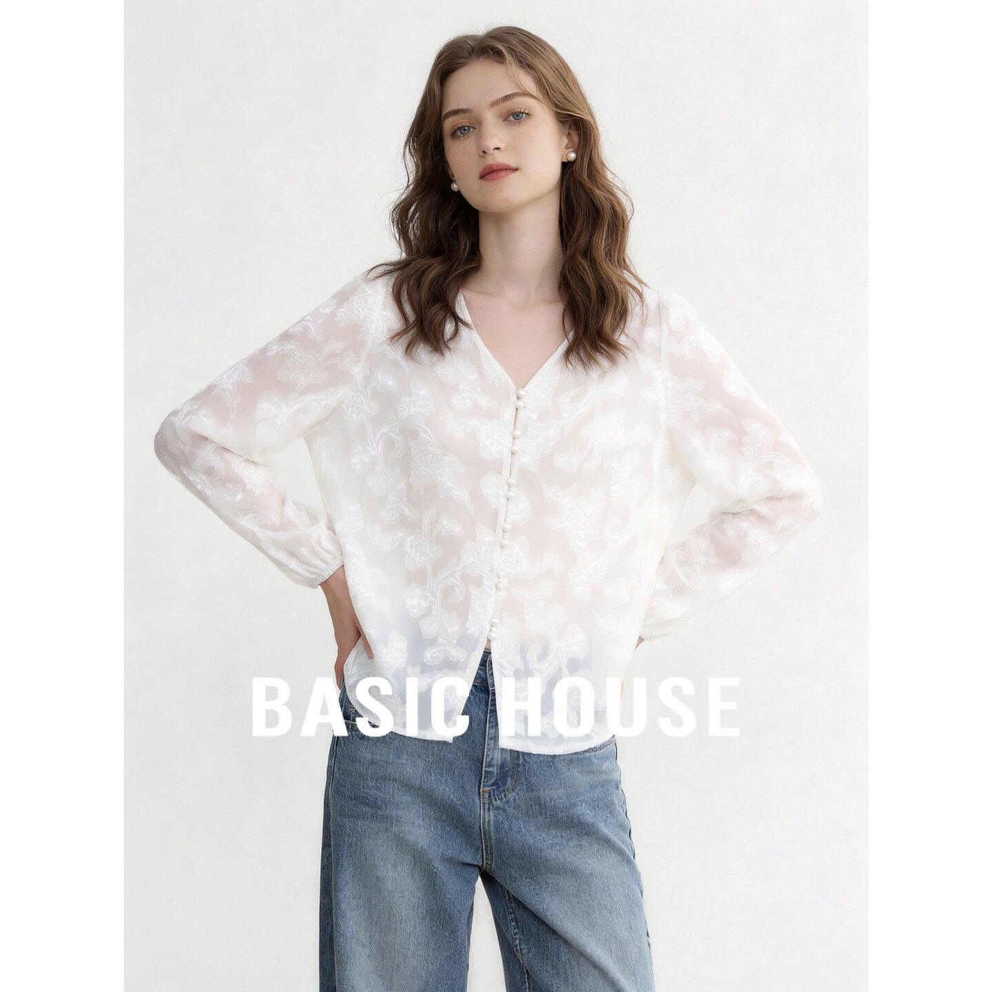 Basic House/百家好V领印花衬衫女长袖宽松法式上衣白色秋季通勤