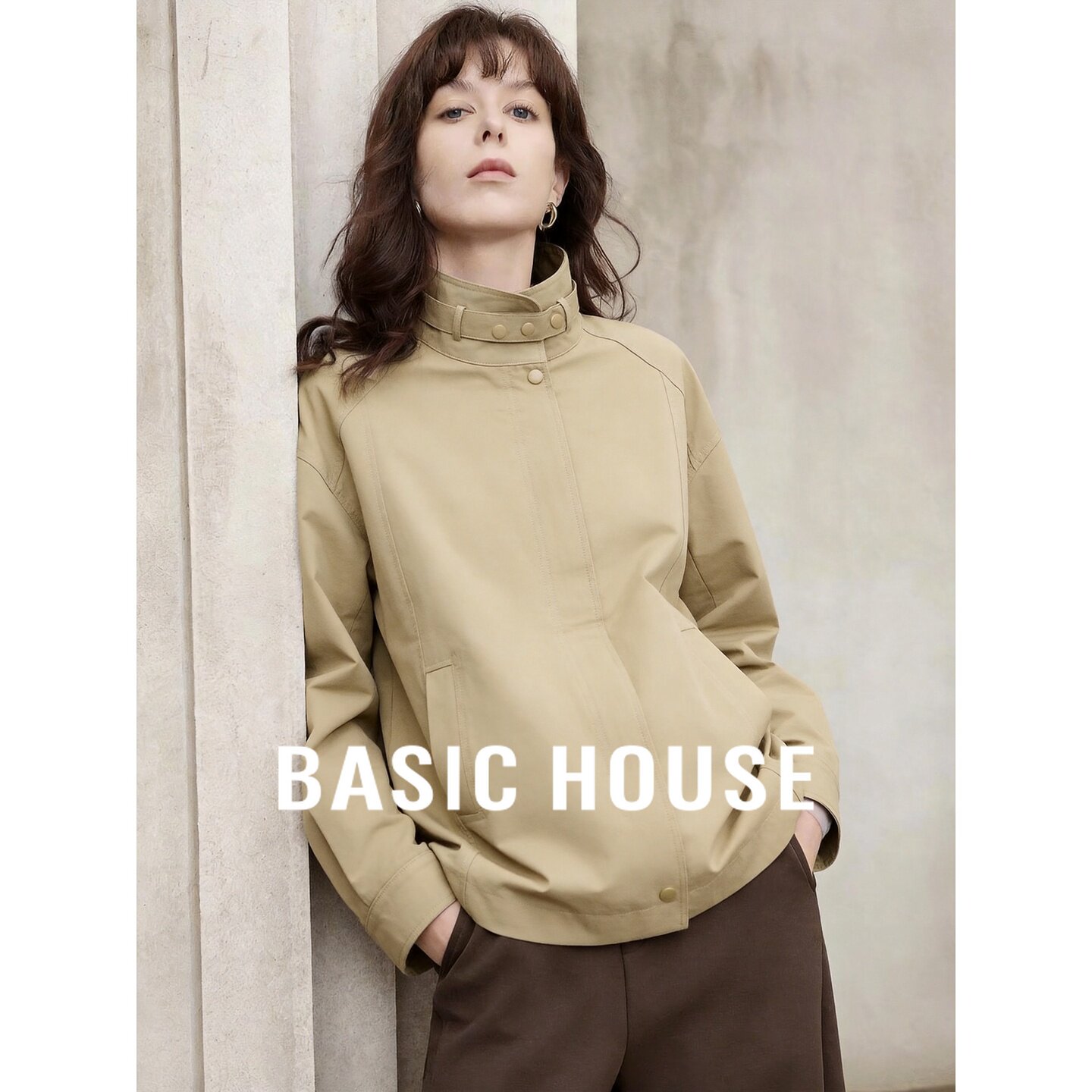 Basic House/百家好卡其色立领短款外套女秋季宽松休闲单排扣夹克