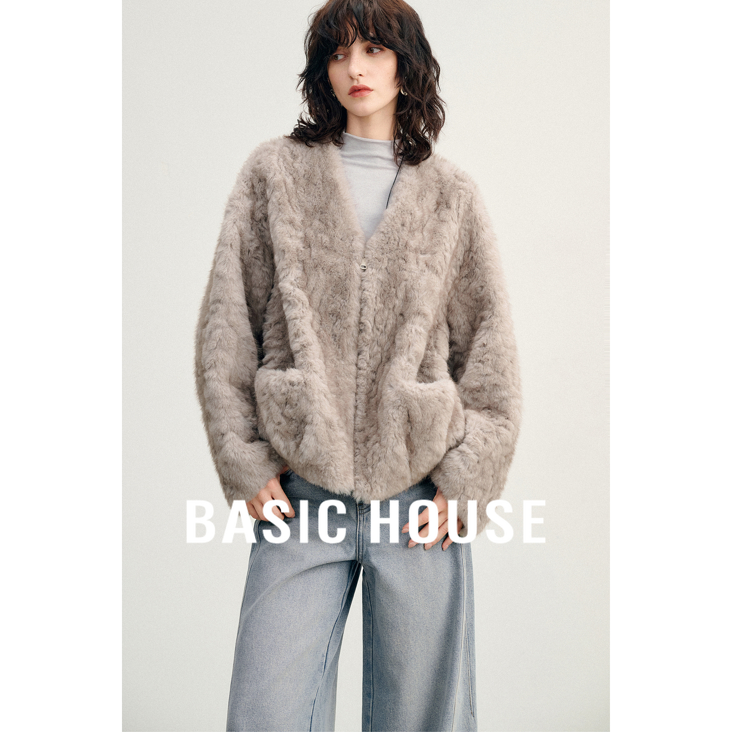 Basic House/百家好V领短款皮毛一体外套秋冬松弛加厚仿皮草上衣