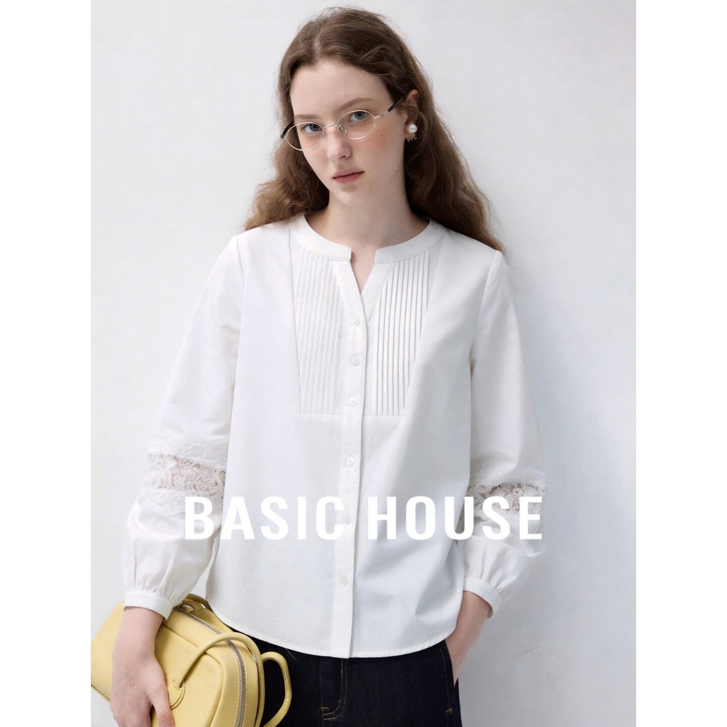 Basic House/百家好法式白色压褶蕾丝拼接长袖衬衫女圆领纽扣上衣