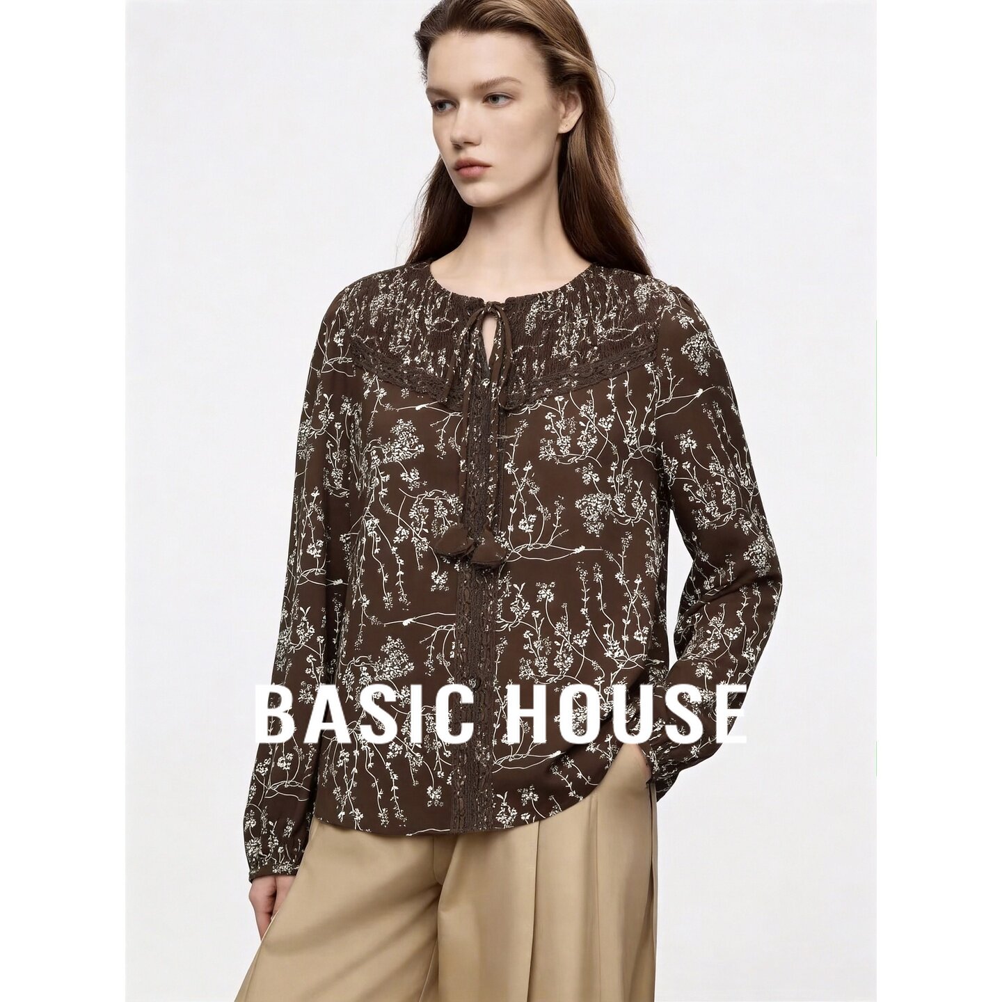 Basic House/百家好复古咖色印花泡泡袖长袖衬衫圆领系带宽松上衣