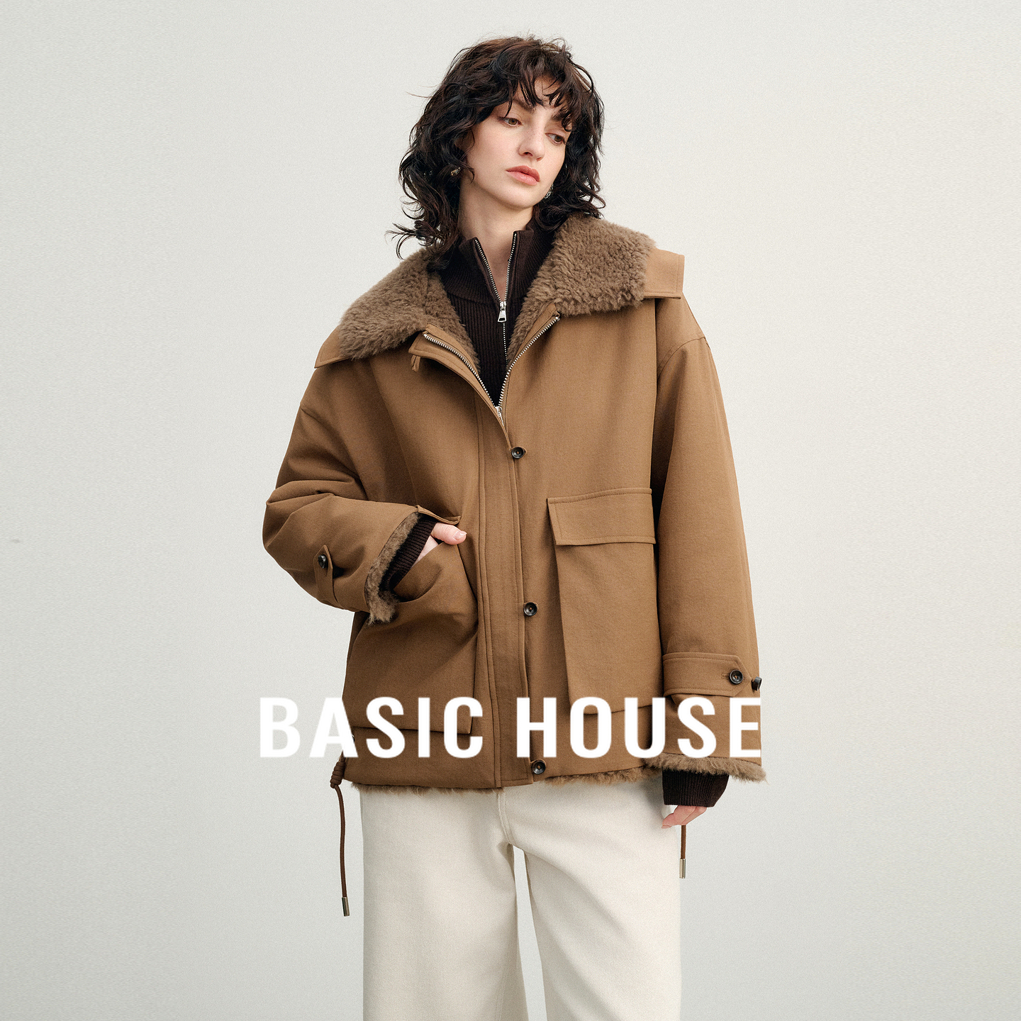 Basic House/百家好复古咖色翻领毛毛拼接外套秋冬宽松短款上衣女