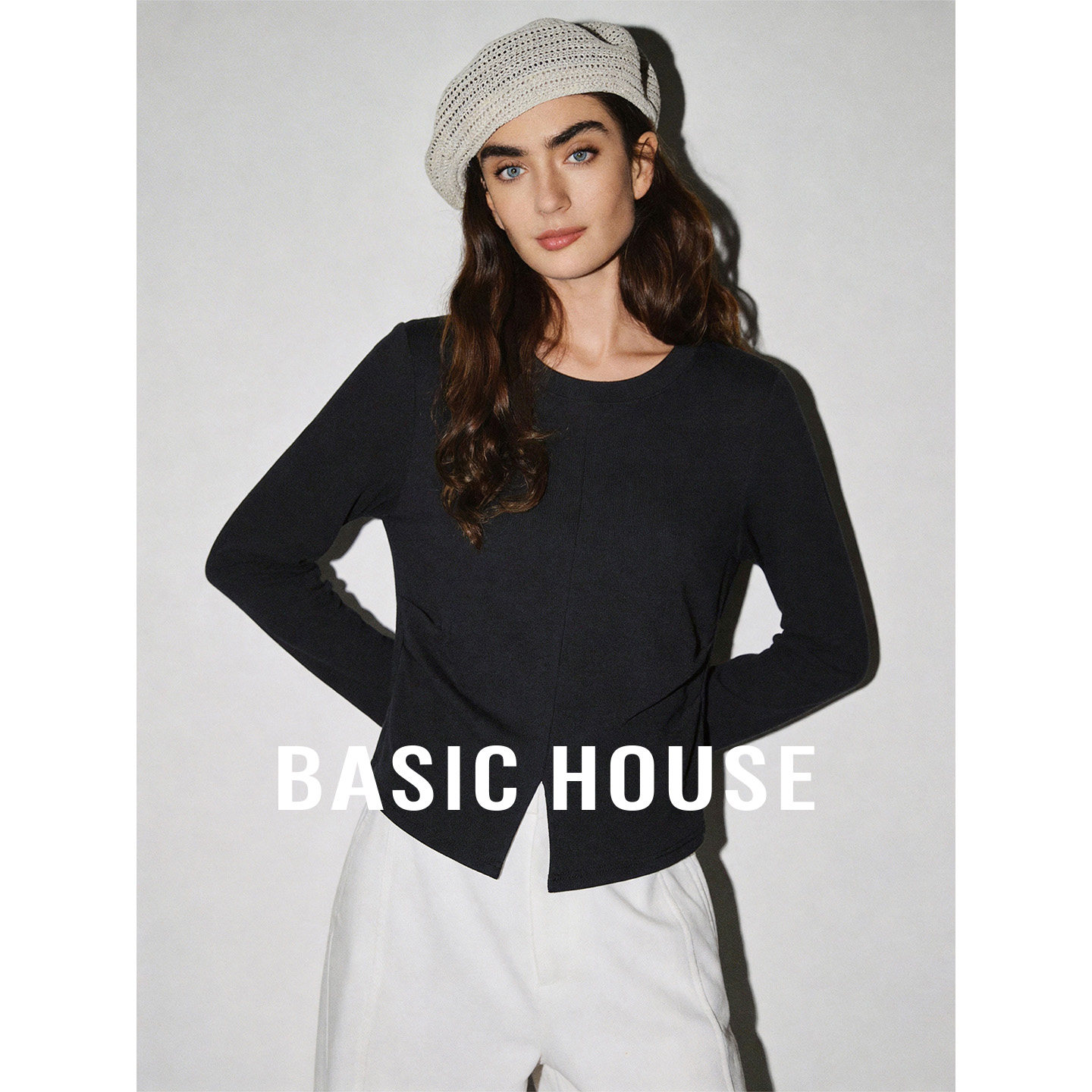 Basic House/百家好黑色圆领短款开叉设计T恤春季新款长袖上衣女
