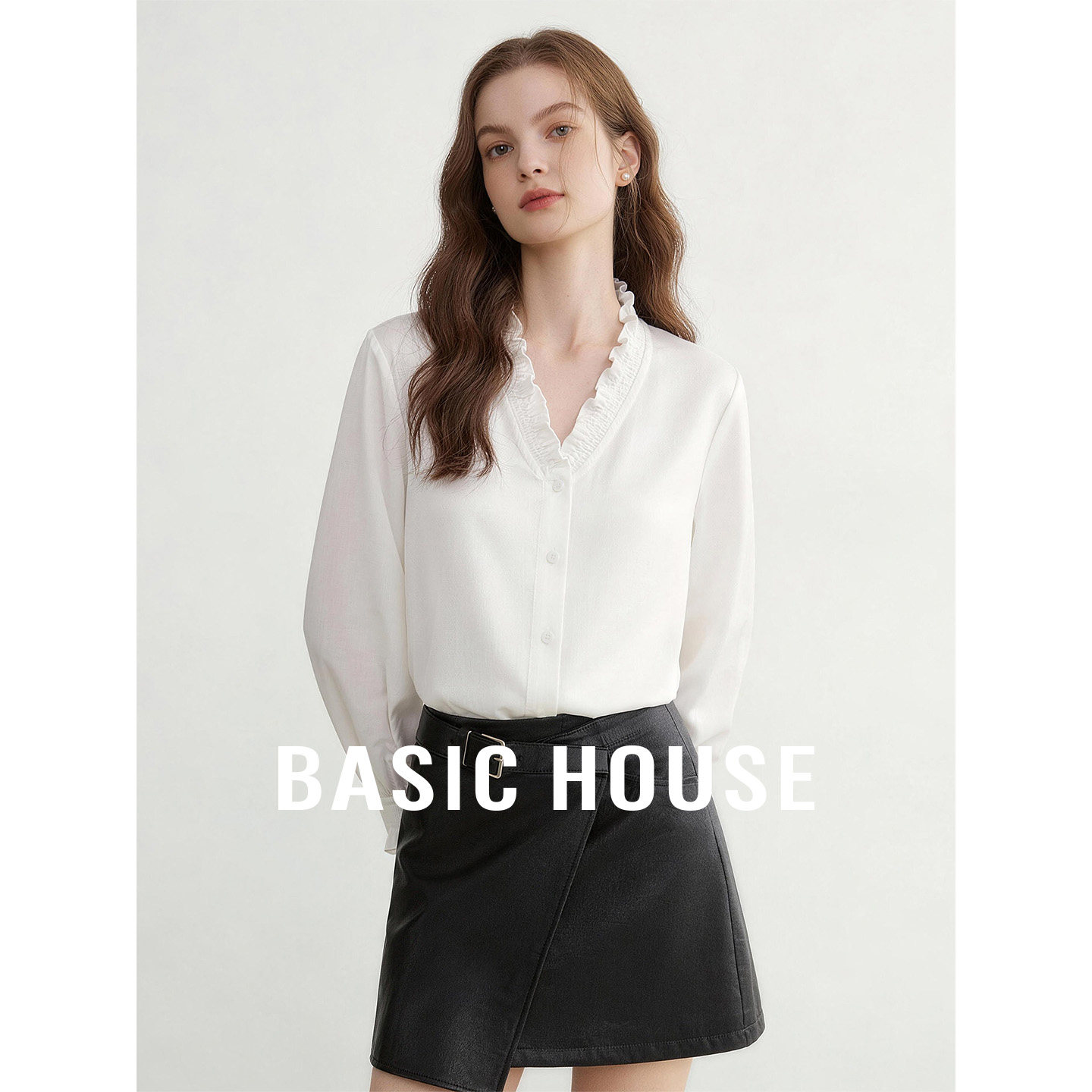 Basic House/百家好白色莫代尔木耳边V领衬衫秋季百搭长袖上衣女