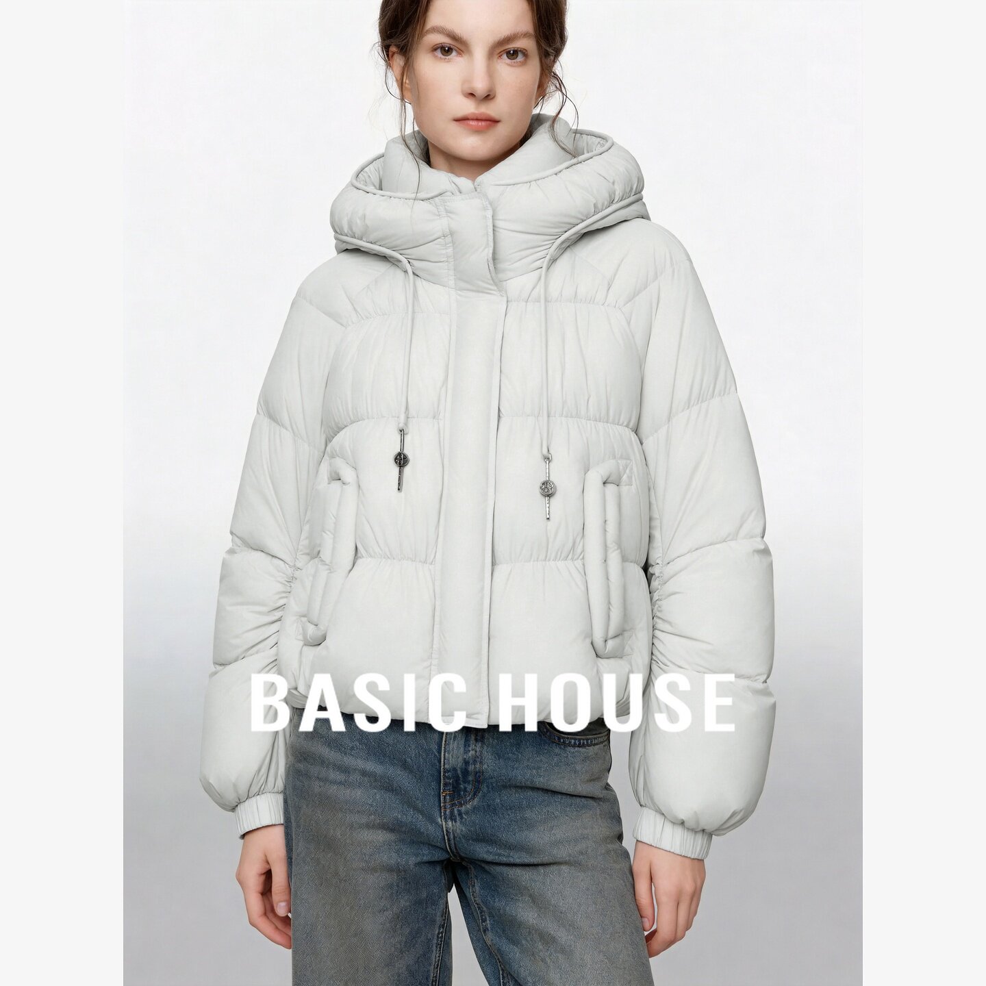 Basic House/百家好连帽短款防风羽绒服女装宽松休闲保暖泡芙外套