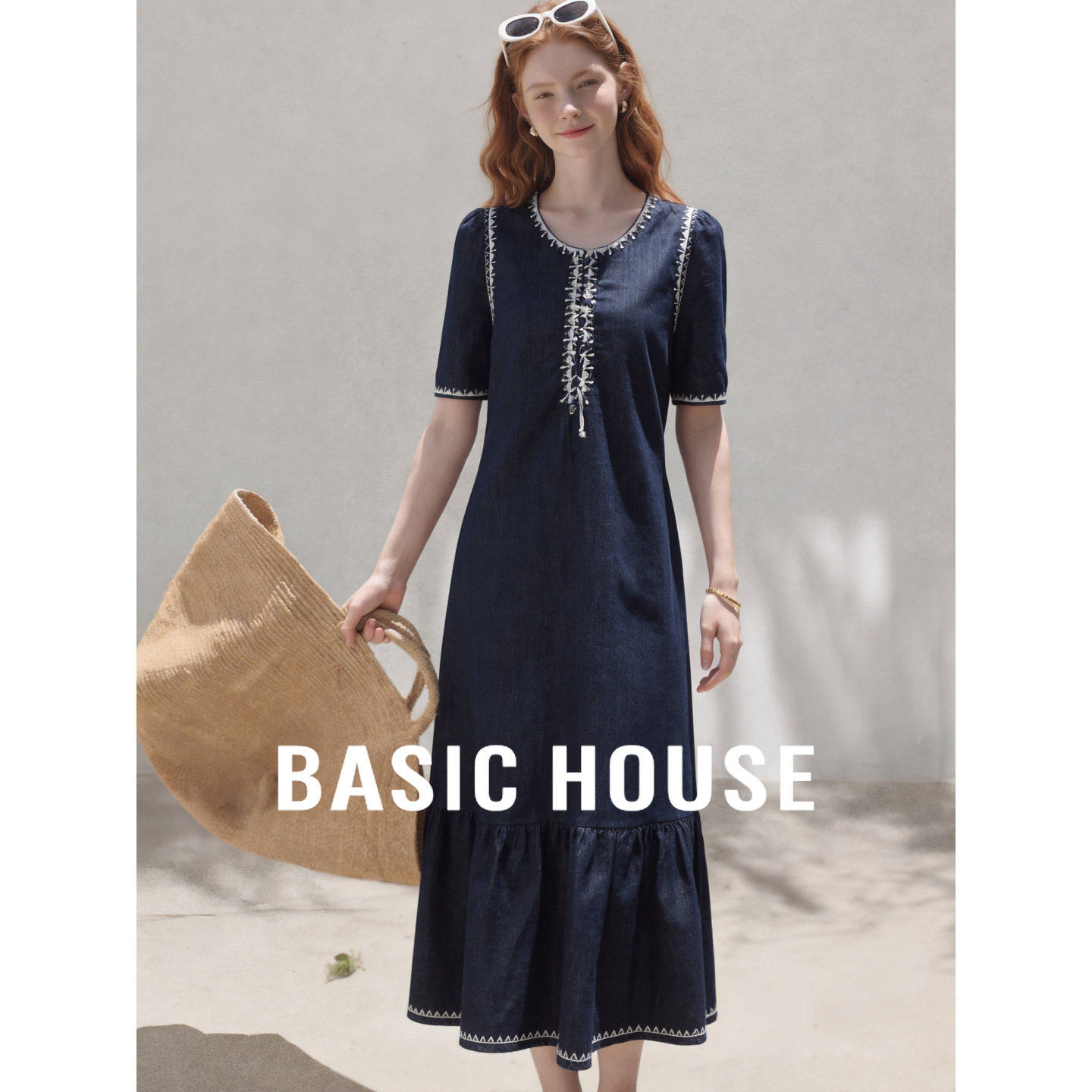 Basic House/百家好藏青色刺绣牛仔鱼尾裙显瘦气质中长款连衣裙女