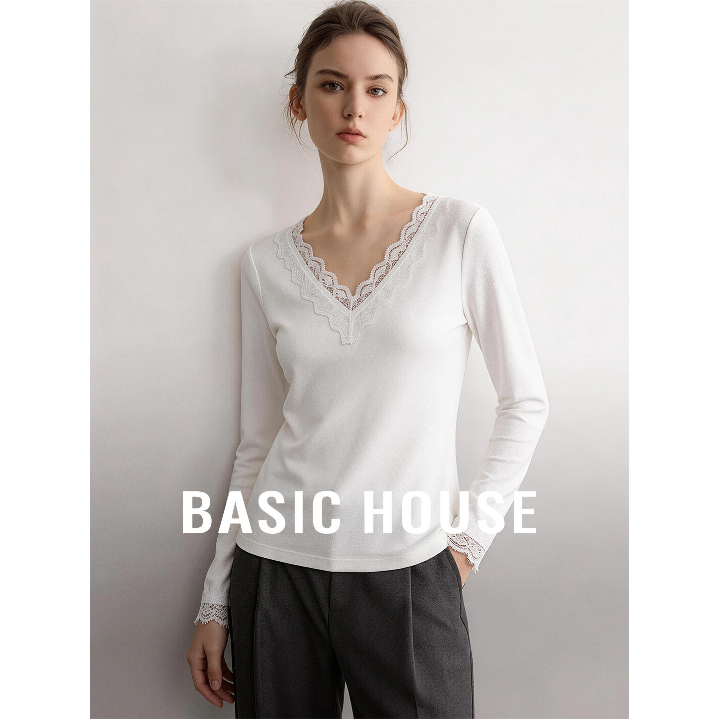 Basic House/百家好2026秋季新款纯色V领蕾丝拼接内搭T恤短款上衣