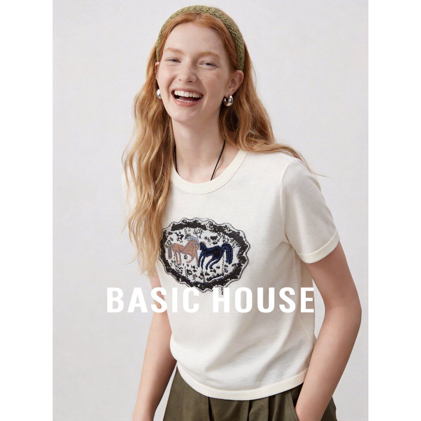 Basic House/百家好白色简约短袖针织衫女26夏季小马印花舒适上衣