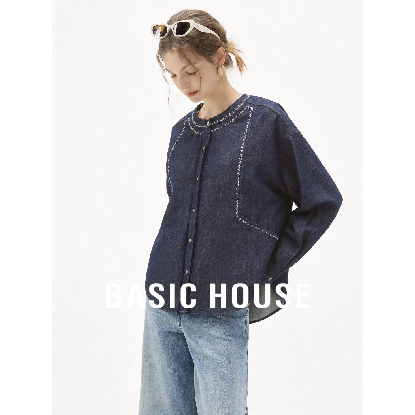 Basic House/百家好牛仔衬衫女长袖明线刺绣圆领宽松休闲蓝色衬衣