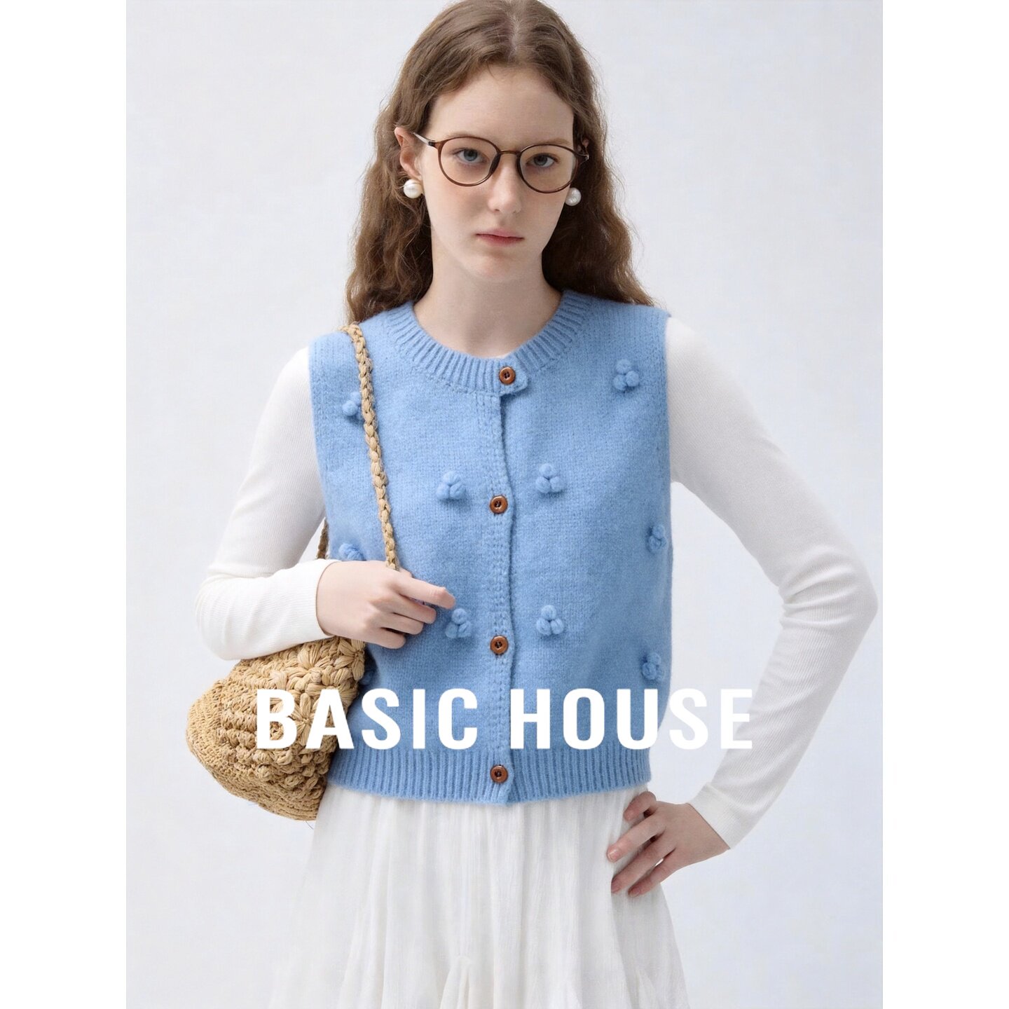 Basic House/百家好针织马甲女秋圆领无袖宽松浅蓝毛球装饰单排扣