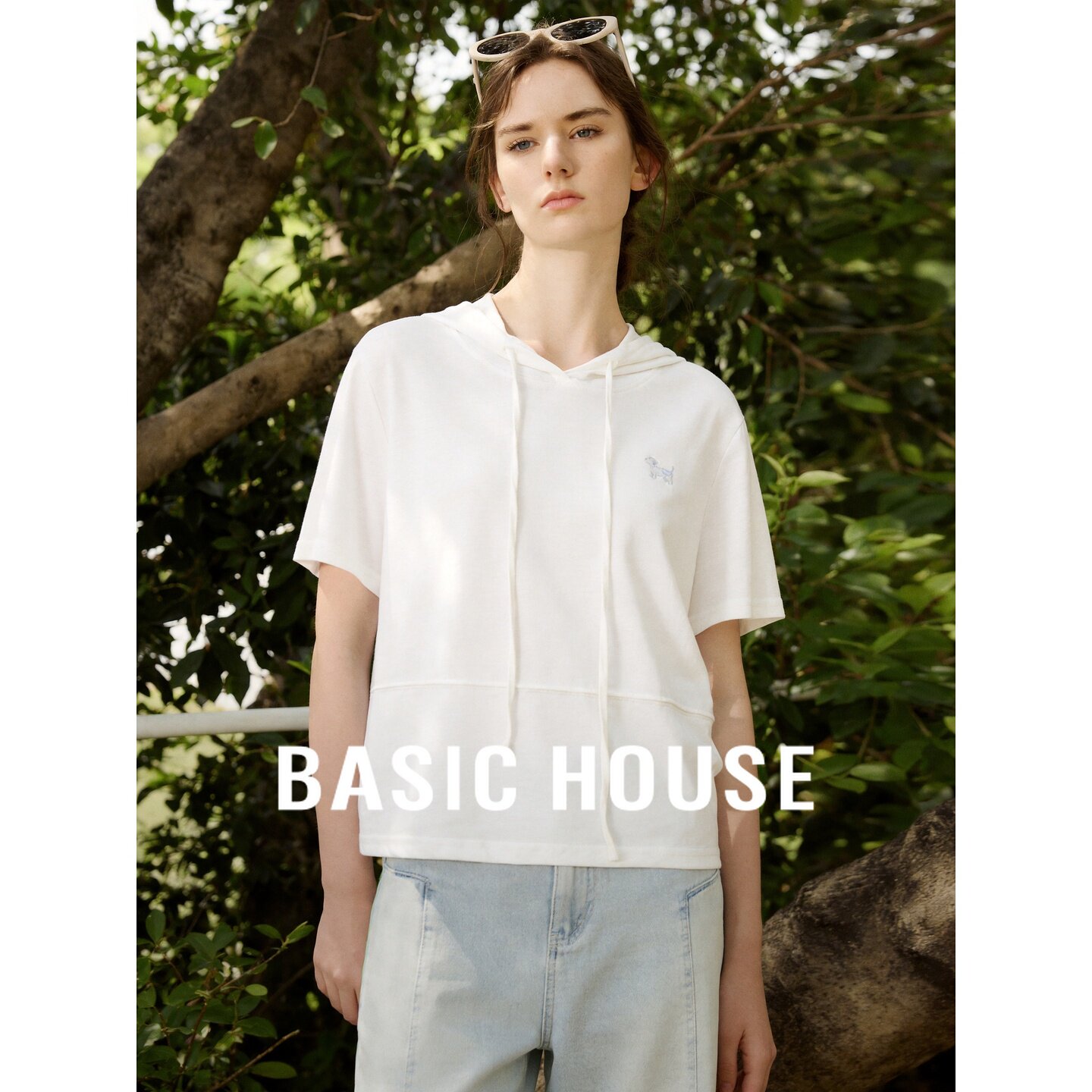 Basic House/百家好休闲风白色连帽短袖T恤女夏时尚百搭显瘦上衣