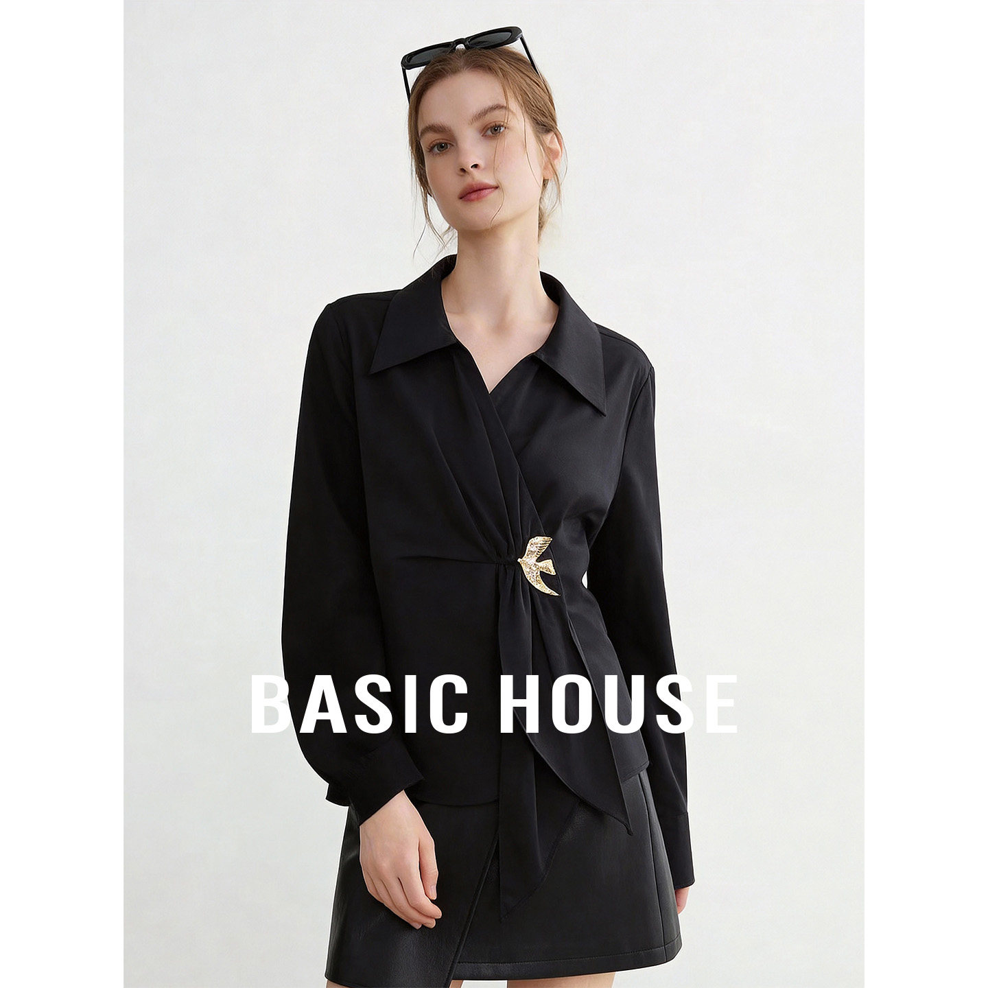 Basic House/百家好黑色设计收腰金属扣交叉扭结上衣女春显瘦衬衫
