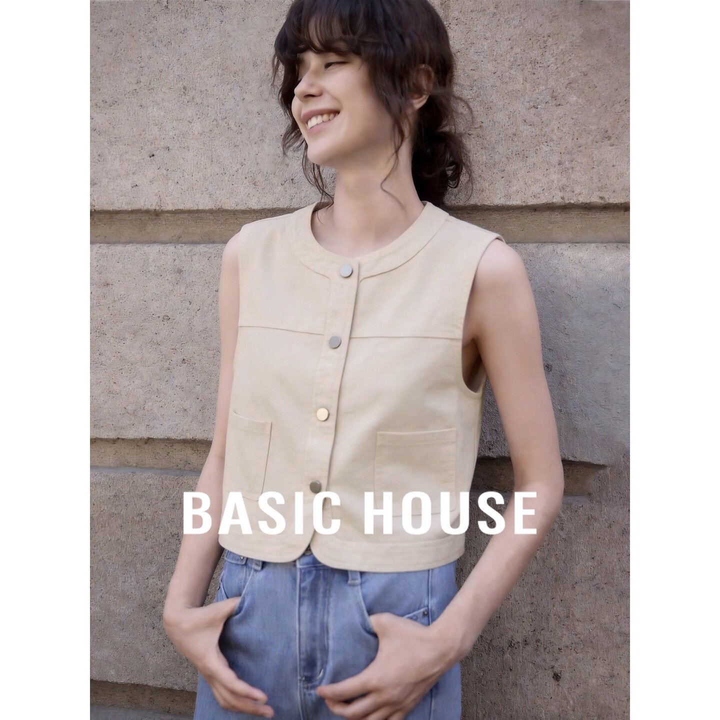 Basic House/百家好米色无袖马甲圆领单排扣修身女款简约设计百搭