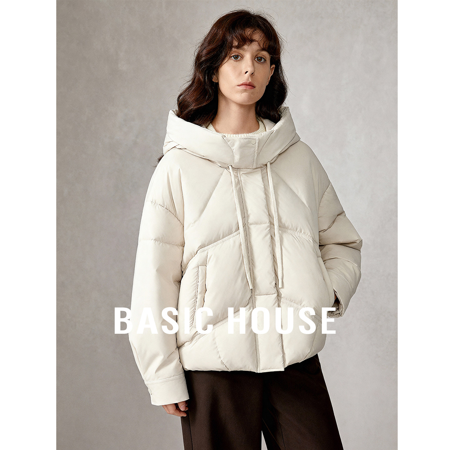Basic House/百家好时尚宽松连帽短款羽绒服女秋冬白鸭绒保暖外套