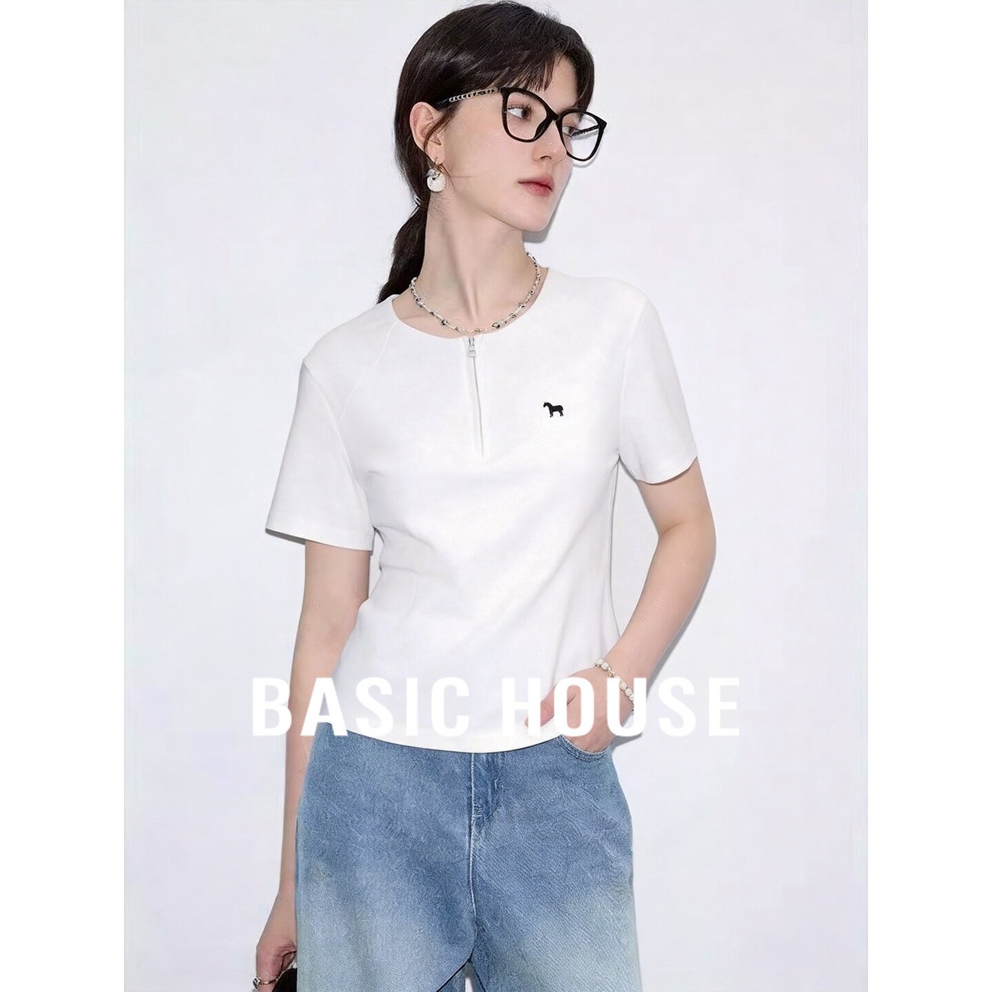 Basic House/百家好白色圆领短袖T恤女夏正肩收腰小狗刺绣上衣
