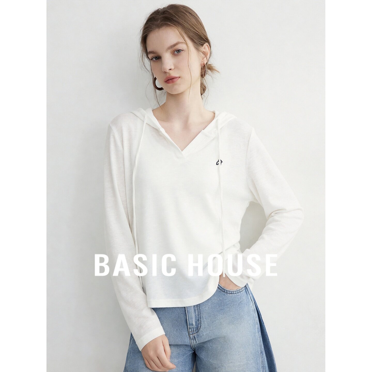 Basic House/百家好白色V领抽绳连帽长袖修身显瘦长袖帽衫女秋季