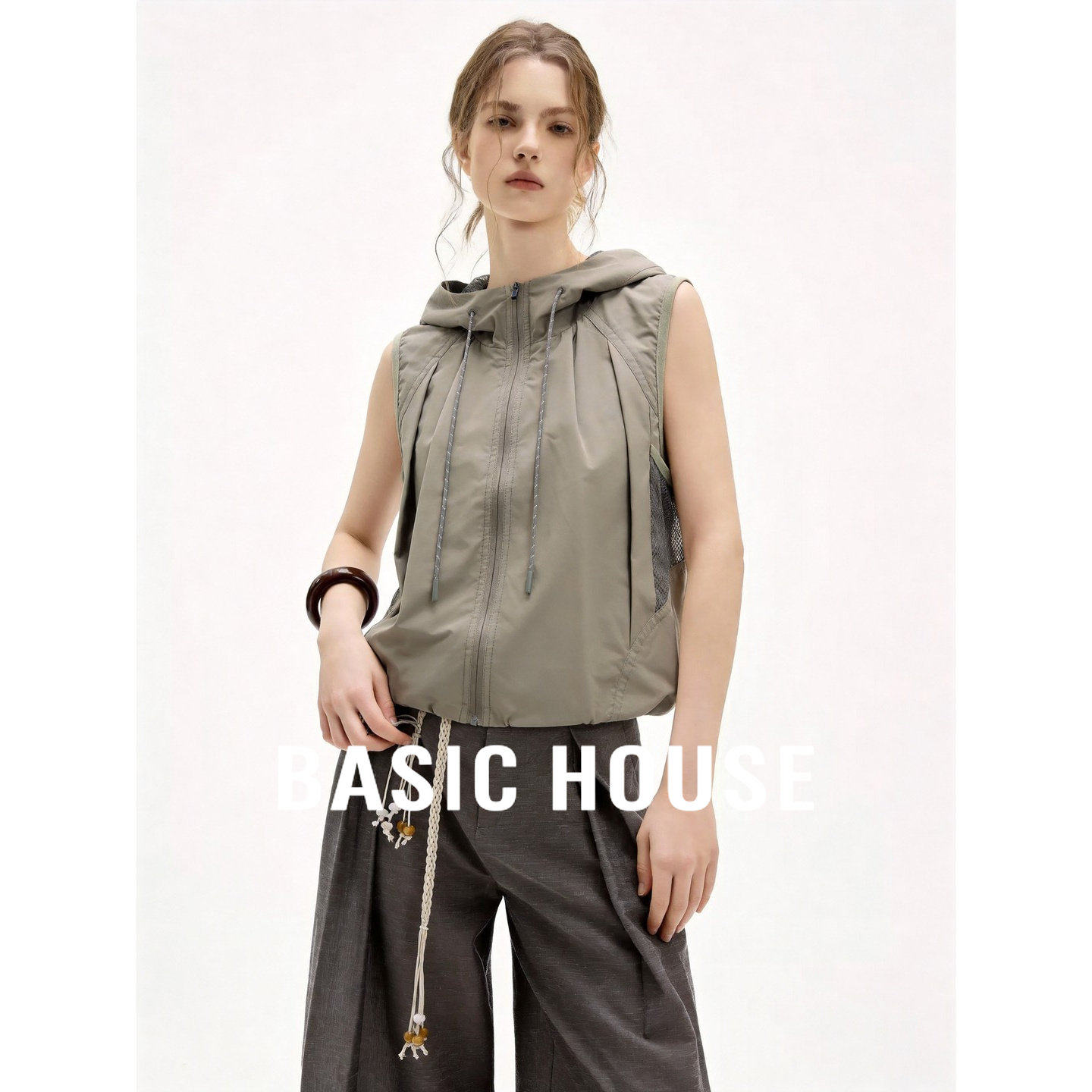 Basic House/百家好卡其休闲连帽无袖马甲女夏季防风抽绳短款外套