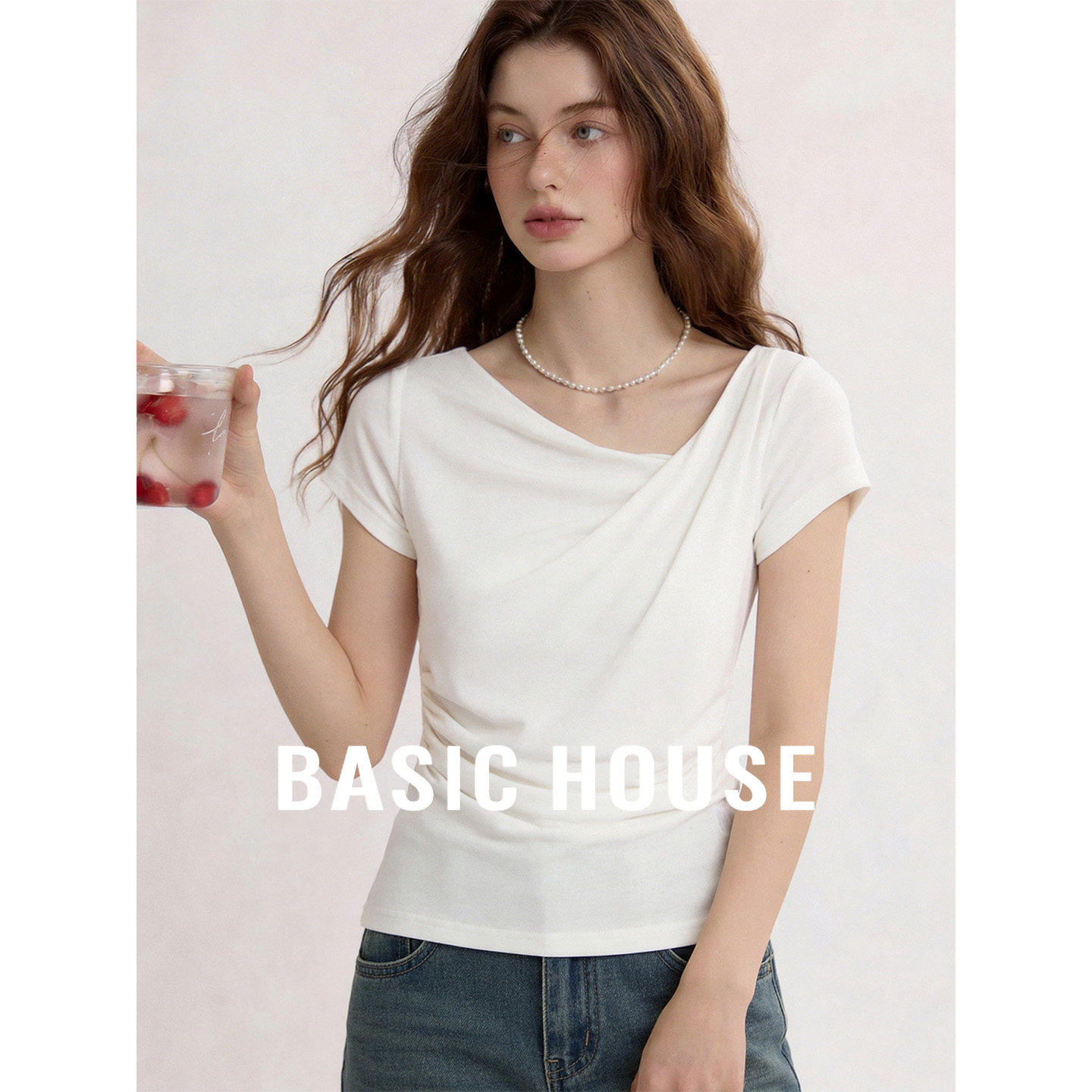 Basic House/百家好法式不规则斜肩T恤女26夏季收腰显瘦短袖上衣