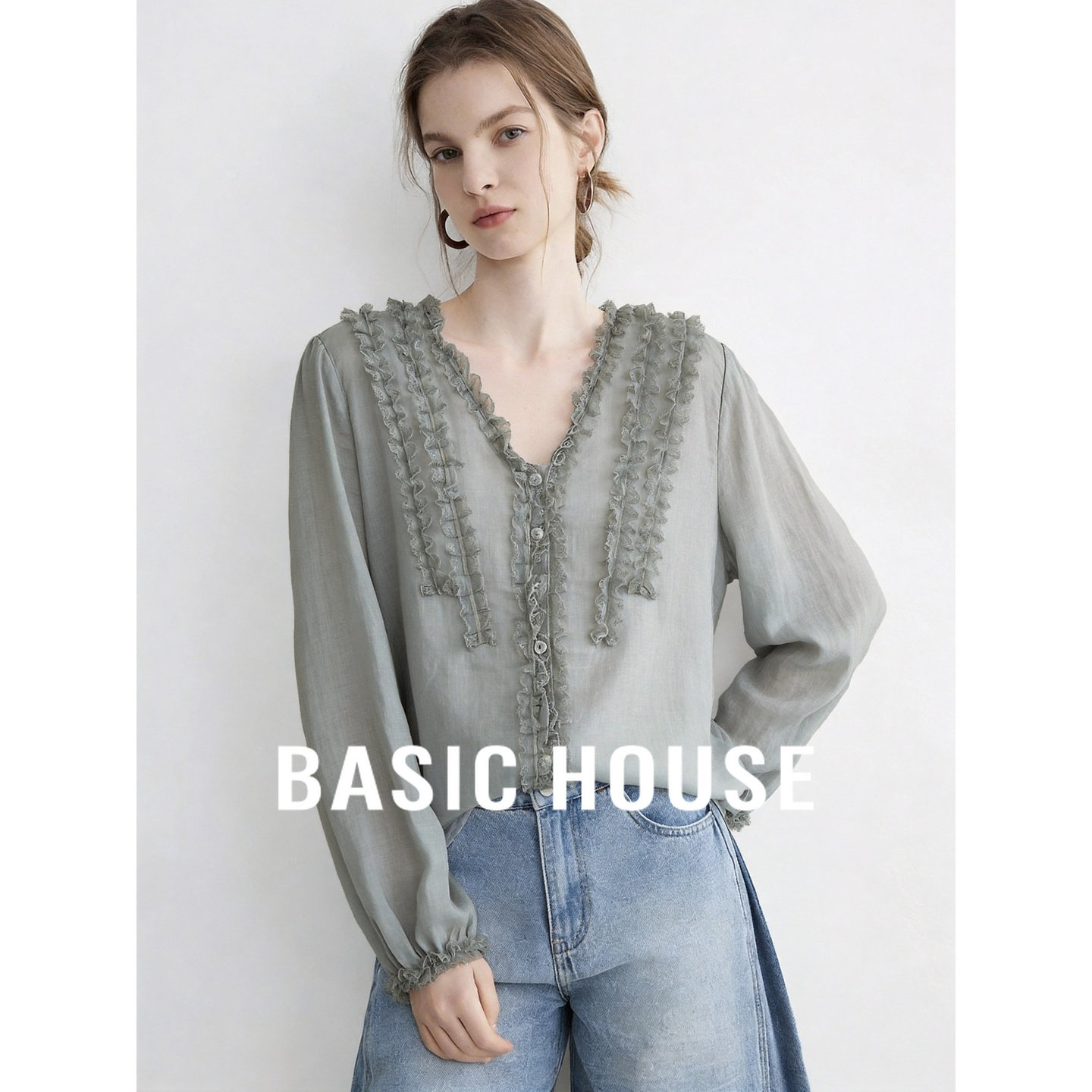 Basic House/百家好法式V领荷叶边长袖衬衫女设计感灰色苎麻上衣
